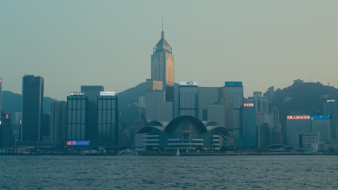 Horizonte de Hong Kong ao Pôr do Sol Sobre o Porto Victoria com Luz Dourada (1).