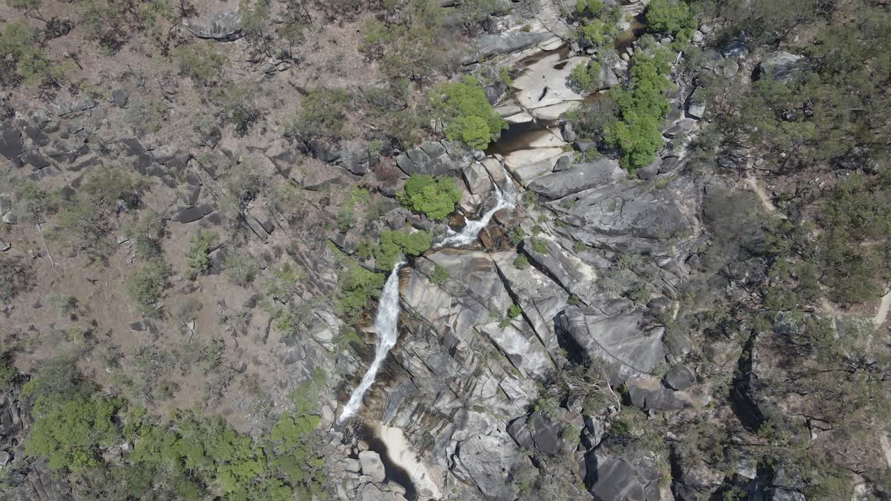 cascada que fluye sobre enormes rocas de granito