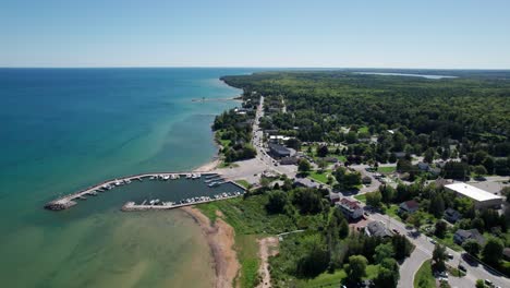 Vista-Aérea-De-Drones-De-Toda-La-Ciudad-De-Bailey&#39;s-Harbour,-Wisconsin,-En-Un-Día-Soleado