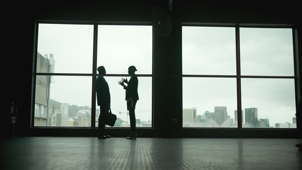 Reunión de negocios con silueta con vista a la ciudad