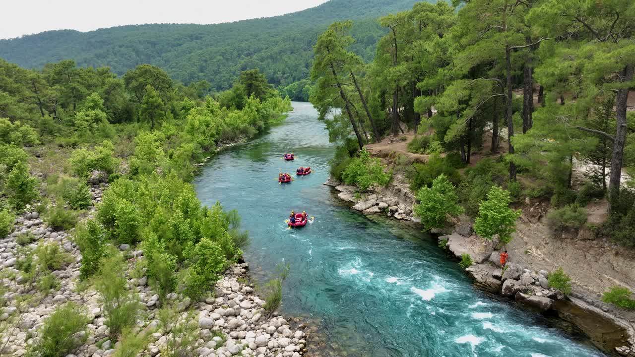 Avventura di rafting in una foresta panoramica