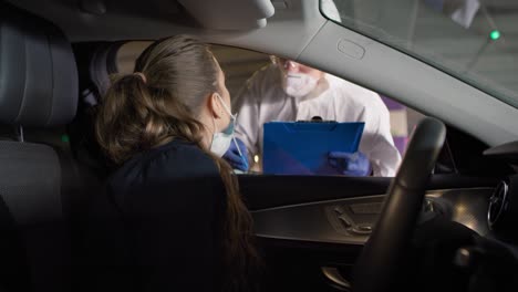 Video-De-Un-Trabajador-Médico-Realizando-Una-Prueba-De-Covid-19-Desde-El-Auto