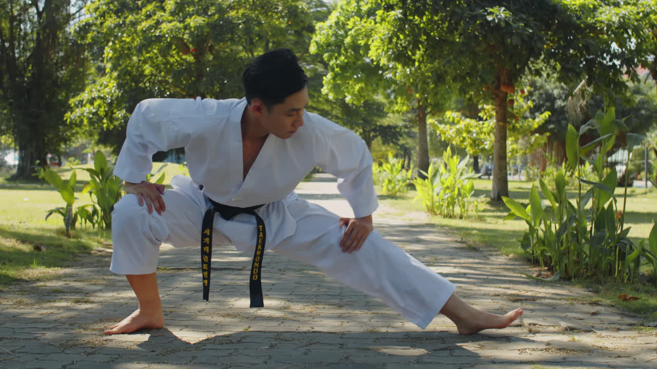 V1-0003_2023.12.14 DI Trung Crossmedia People practising taekwondo00000000.mov