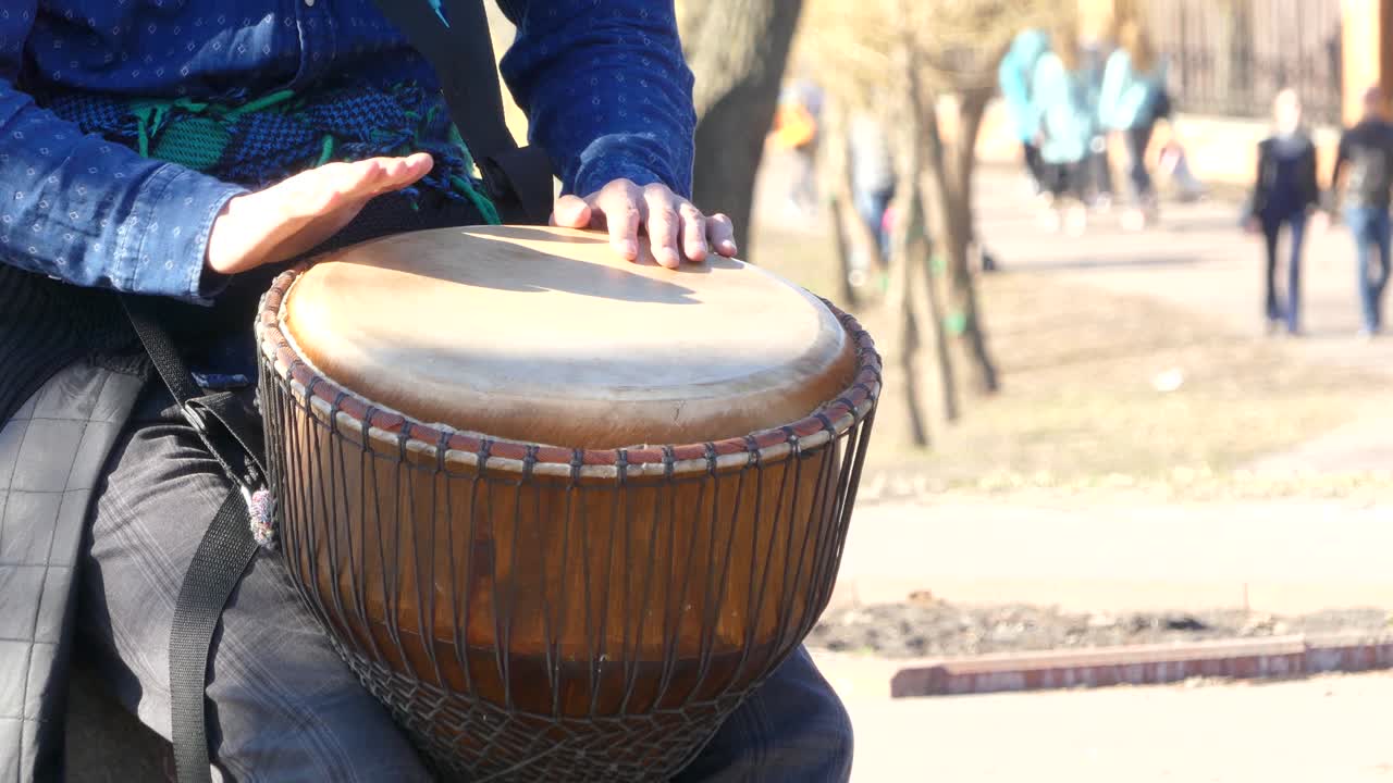 para tocar el ritmo en el tom-tom.