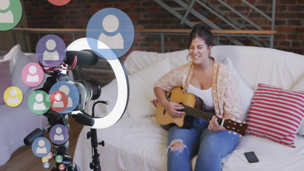 animación de iconos de personas sobre vlogger femenina tocando la guitarra grabando vlog en casa