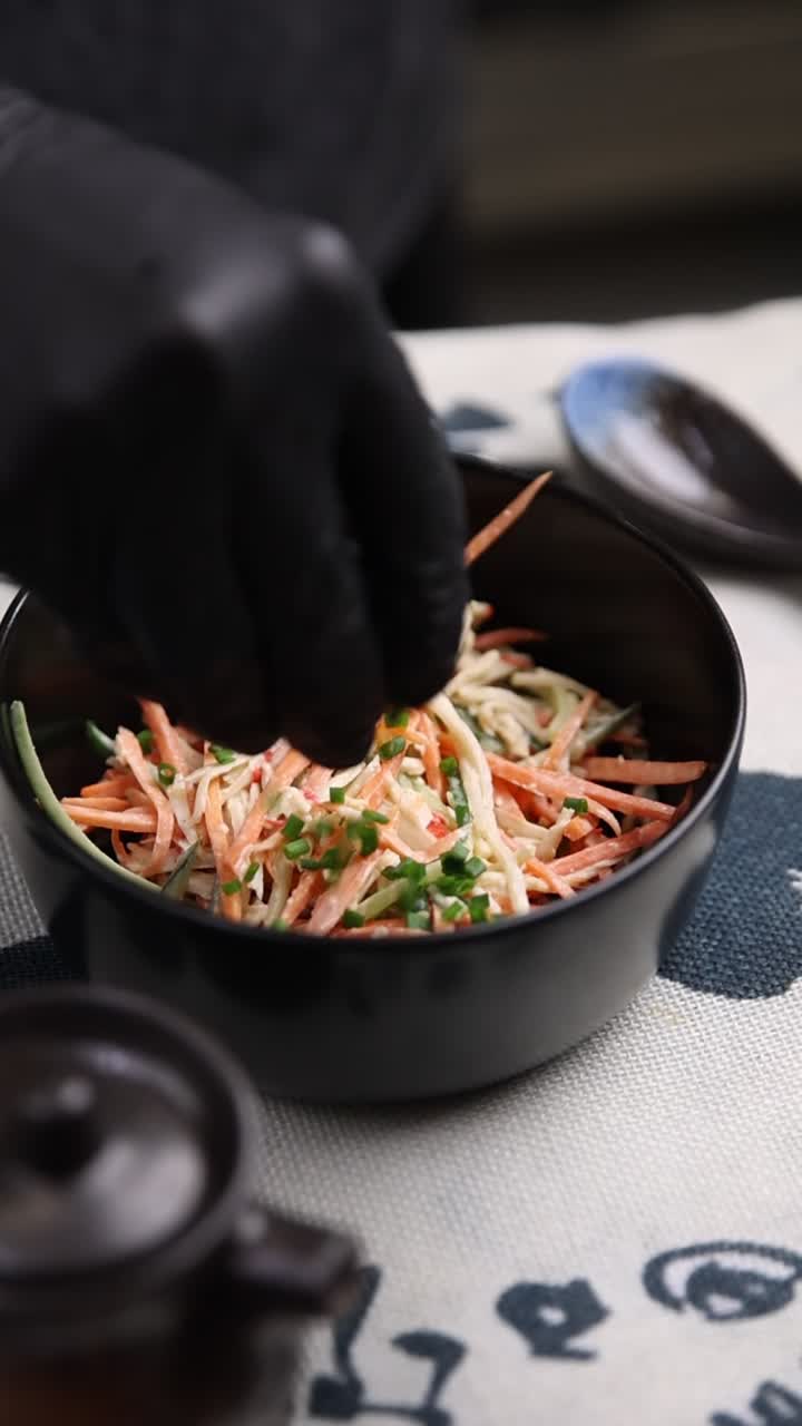Close-up de Mão Decorando Salada Fresca de Vegetais com Cebolinha