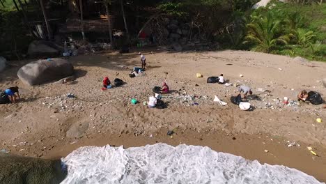 Gente-Recogiendo-Basura-En-Las-Olas-De-La-Playa-En-Primer-Plano-1080-Hd-Asia,-Tailandia-Filmada-Con-Sony-Ax700