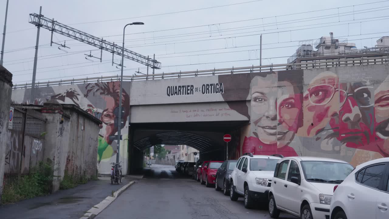 밀라노 교외의 철교 아래에 주차된 자동차, 핸드헬드 보기