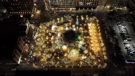 Plaza-Con-Luces-Navideñas-En-El-Centro-De-El-Paso,-Texas,-Por-La-Noche-Con-Video-De-Drone-Estable