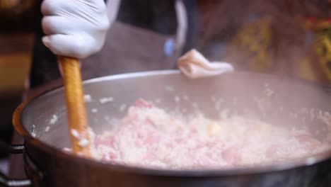 Vista-De-Cerca-De-Un-Chef-Profesional-Afroamericano-Negro-Haciendo-Una-Deliciosa-Comida-De-Estilo-Sureño-Para-La-Cena