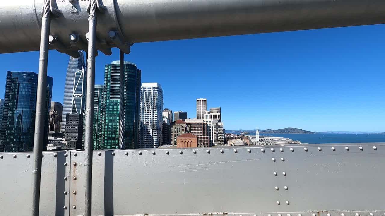 베이 브리지를 가로질러 운전하는 샌프란시스코의 전망