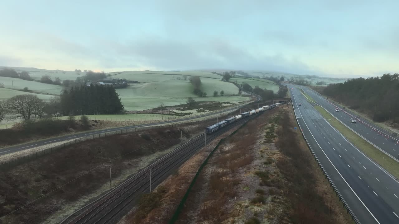 m6 고속도로 다리 에서 사라지는 화물 열차 - 겨울에 시골 환경에서 새벽에