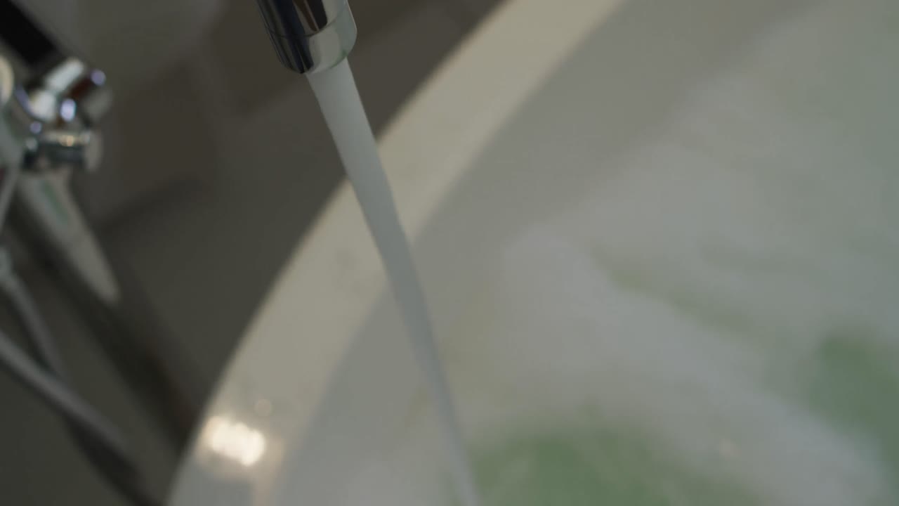 ⁇ 스 인종 여성 이 목욕 을 하고 있다