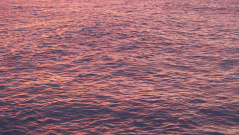 La-Textura-De-Las-Olas-Del-Mar-Se-Mueve-A-Cámara-Lenta-Mientras-Se-Refleja-La-Luz-De-La-Hora-Dorada