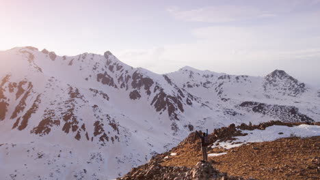 majestuosa cumbre de la montaña con el excursionista