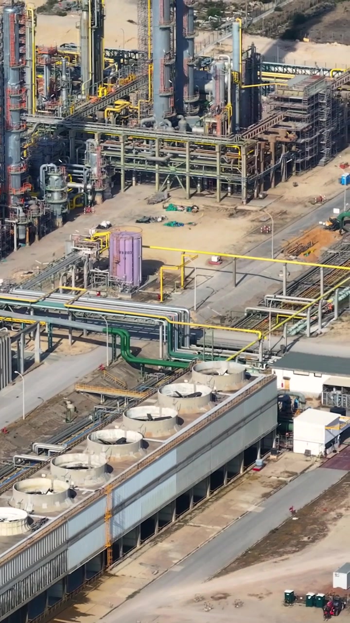 Ampia veduta di un complesso di raffineria di petrolio in funzione. Significative infrastrutture e attrezzature di processo sono visibili in tutta la struttura durante le ore diurne