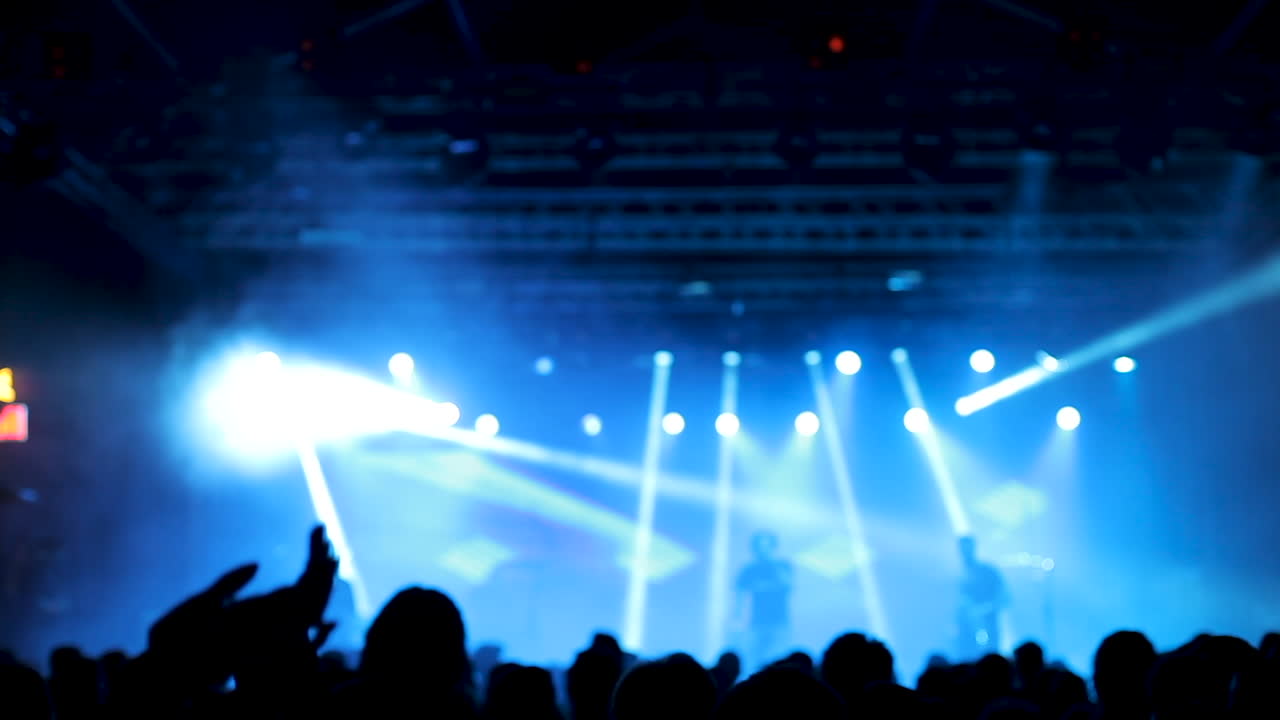 Concerto con luci di scena e una grande folla