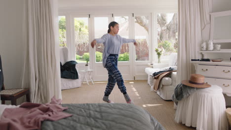 Fröhliches-Teenager-Mädchen,-Das-Im-Schlafzimmer-Balletttanz-übt-Und-Am-Wochenendmorgen-Im-Schlafanzug-Spaß-Beim-Tanzen-Hat