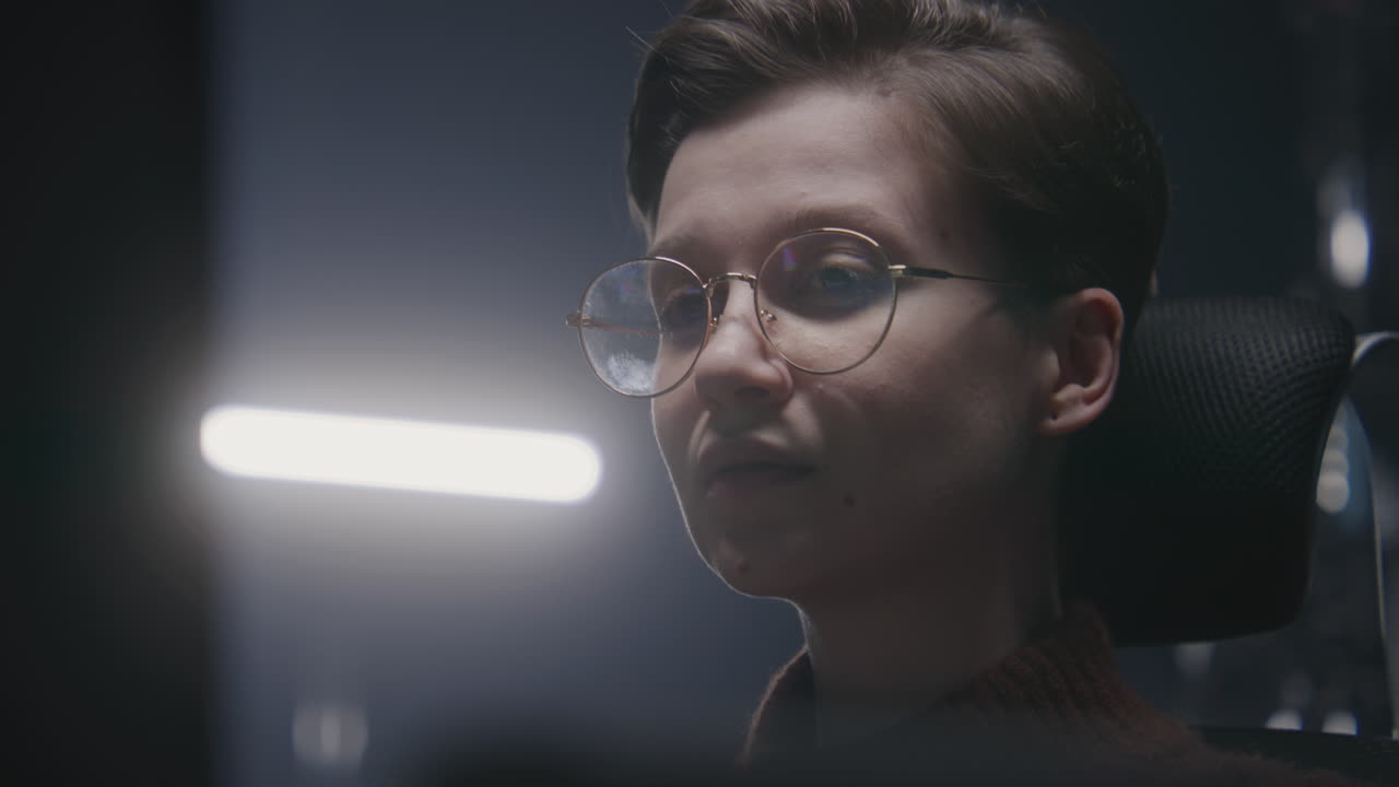 mujer trabajando en una computadora