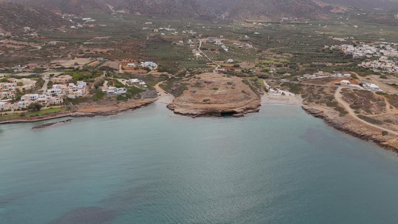 vista costera de la isla de creta con dos mini playas y un telón de fondo montañoso