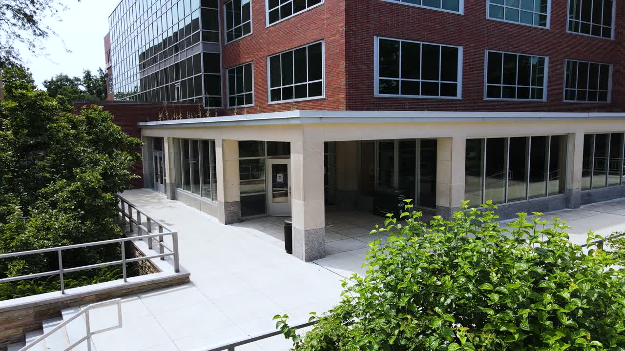 이스트 랜싱의 도서관 근처에서 드론 하강