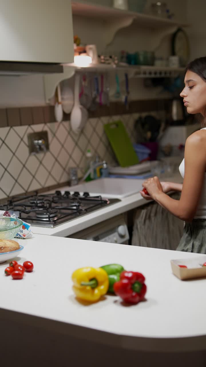 mujer preparando verduras en una cocina