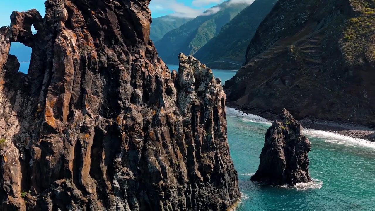 Esplora la bellezza mozzafiato di Ribera de Janela, una splendida zona costiera sull'isola di Madeira, Portogallo