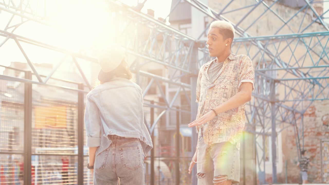 vista cercana de hipster feliz pareja bailando y divirtiéndose en la calle