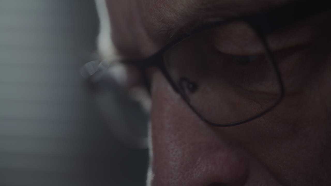 el espía escucha grabaciones discretas.