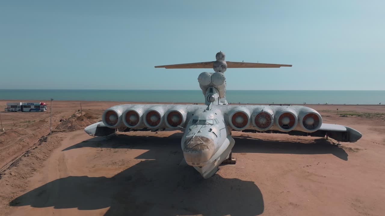 Pemandangan udara pesawat efek sayap-di-permukaan ekranoplan era Soviet yang terdampar di pantai Laut Kaspia dekat Derbent, Dagestan, Rusia, di bawah langit biru cerah