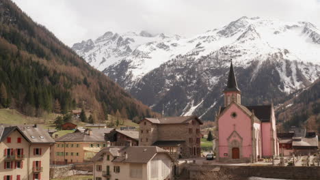 Drohne-Fliegt-An-Einer-Schönen-Kirche-In-Einer-Kleinen-Stadt-Im-Wunderschönen-Tal-Vorbei