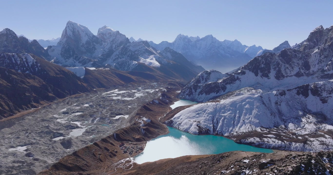 Gokyo-järvet, Everestin alue, Nepal. Drone-ilmakuva esittelee eloisat turkoosit järvet ja Ngozumpa-jäätikön jäämoreenin lumihuippuisten vuorenhuippujen alla.