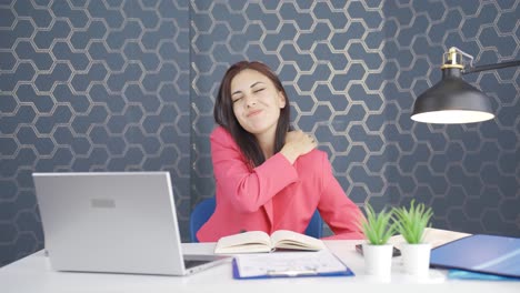 La-Joven-Mujer-De-Negocios-Pica.-Picor.