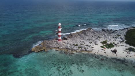 Vista-Aérea-Del-Faro-Antiguo-En-La-Costa-Del-Mar-Caribe-En-Punta-Cancún,-México