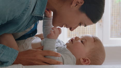 Madre-Feliz-Jugando-Con-El-Bebé-En-Casa-Madre-Amorosa-Cuidando-Al-Niño-Divirtiéndose-El-Vínculo-Entre-Padres-Y-Niños-Disfrutando-Del-Cuidado-Infantil-De-La-Maternidad