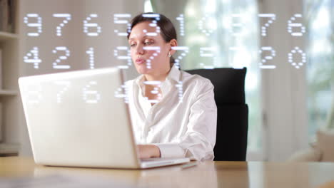 mujer de negocios con datos tecnológicos superpuestos