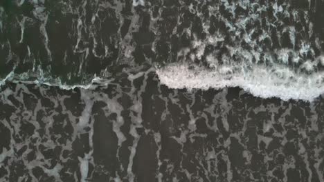 plano superior aéreo de olas en cámara lenta