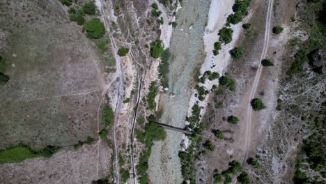 cauce de la rama del río salvaje que fluye a través de guijarros vistos desde arriba en albania