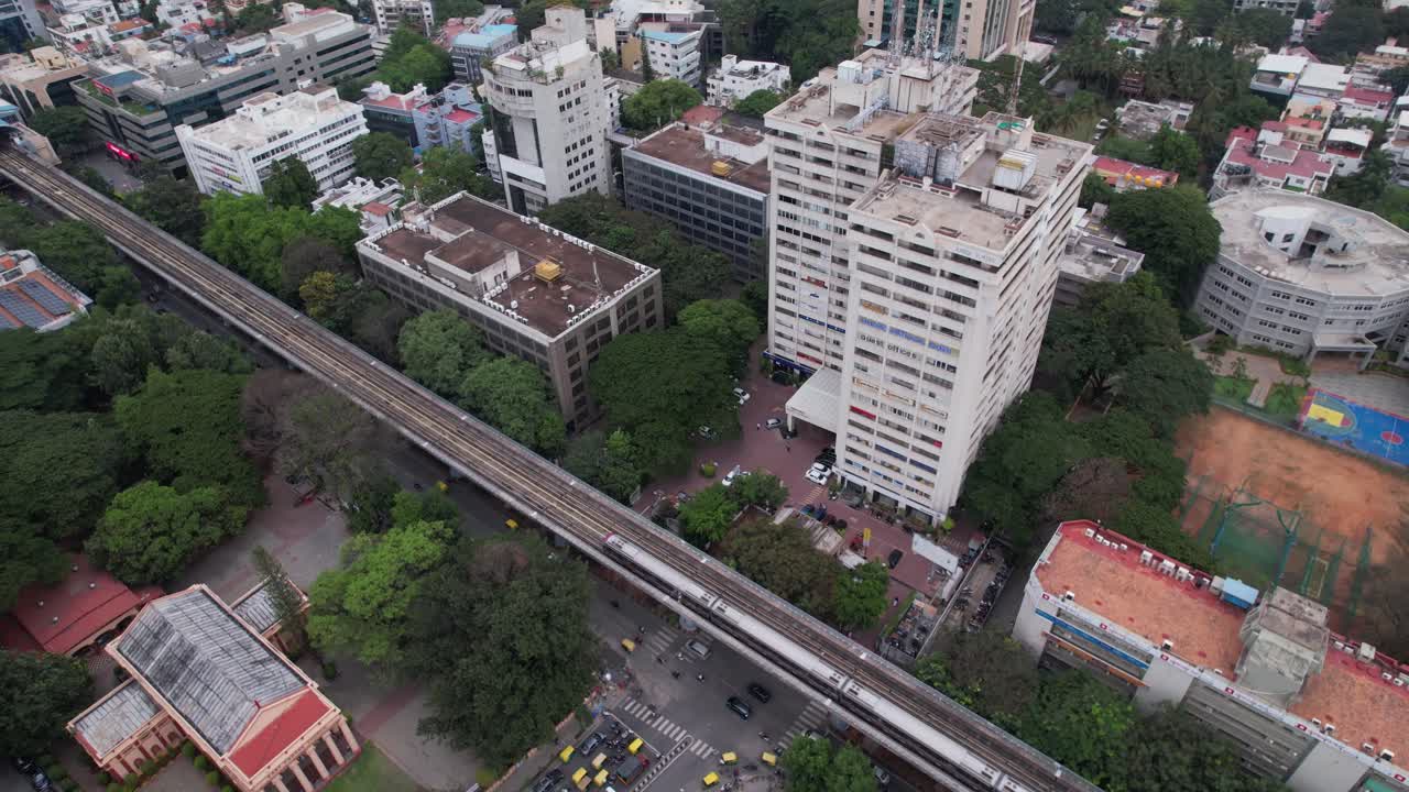 Prospettiva aerea di una terrazza panoramica e dei binari della metropolitana, visti dall'alto di un edificio per uffici