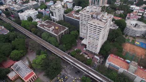 Perspectiva-Aérea-De-Una-Terraza-En-La-Azotea-Y-Una-Vía-De-Metro-Vista-Desde-Arriba-De-Un-Edificio-De-Oficinas