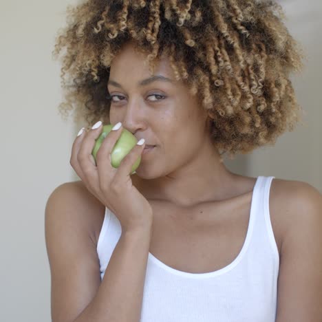 mujer joven con manzana verde en las manos