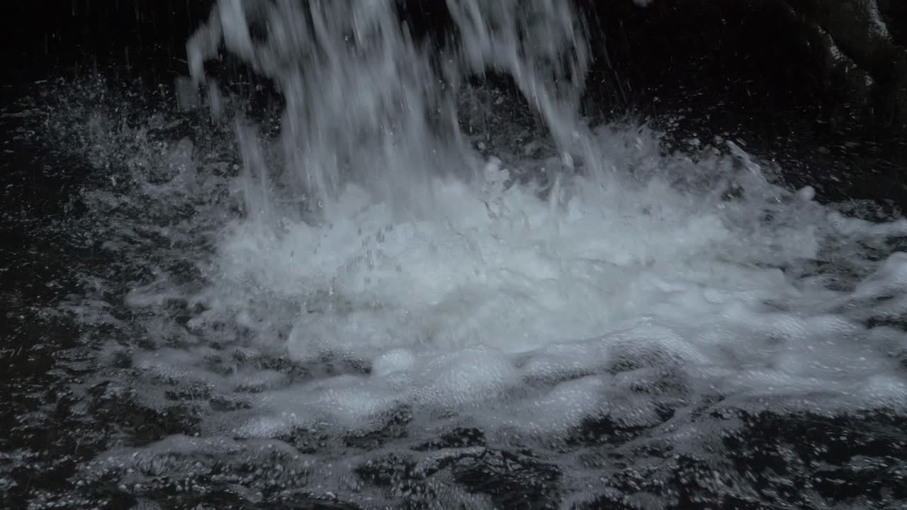 currumbin rockpools의 언덕에서 흐르는 강한 흐름 - currumbin valley, queensland, australia