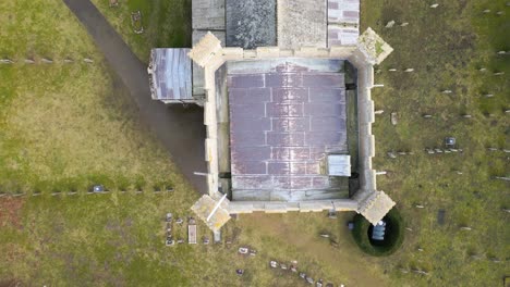 Castle-acre-st-james-the-great-with-surrounding-graveyard,-in-overcast-weather,-aerial-view