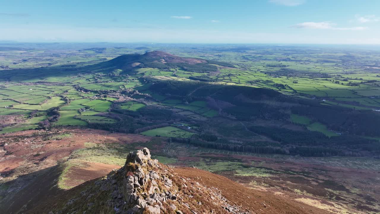 Montanhas irlandesas épicas, voo aéreo descendo o cume norte de Coumshingaun, montanhas Comeragh, Waterford, lugares épicos no inverno