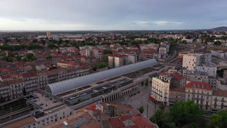 Morgendliche-Drohnenaufnahme-Des-Bahnhofs-Saint-Roch-Montpellier-Frankreich