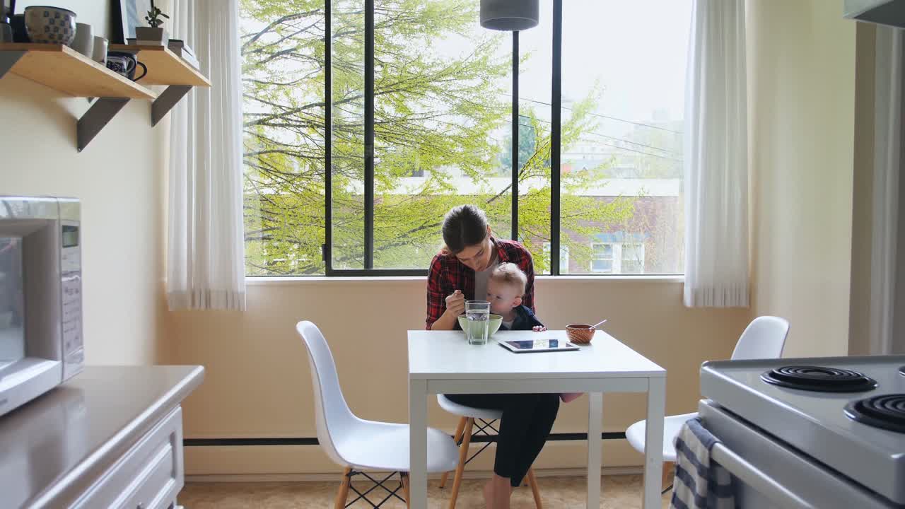 엄마 가 아기 에게 아침 식사 를 주는 것 4k