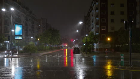 clima lluvioso por la noche tráfico de transporte de la ciudad y reflejo de luces en la carretera