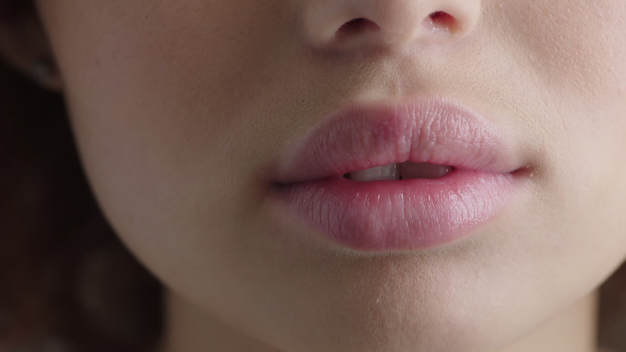 mujer joven de cerca labios suaves piel sana perfecta