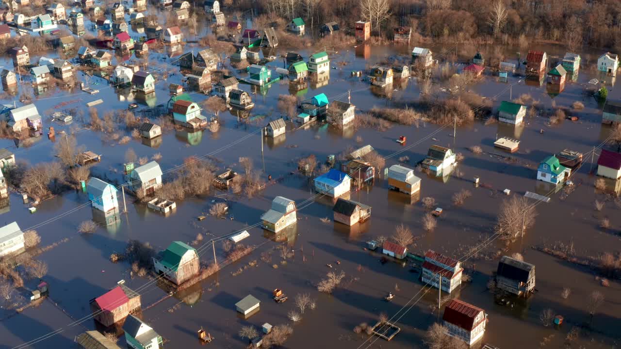 바쉬코르토스탄 마을의 봄 홍수의 정점은 외 건물과 침수 된 오두막을 파괴했습니다.