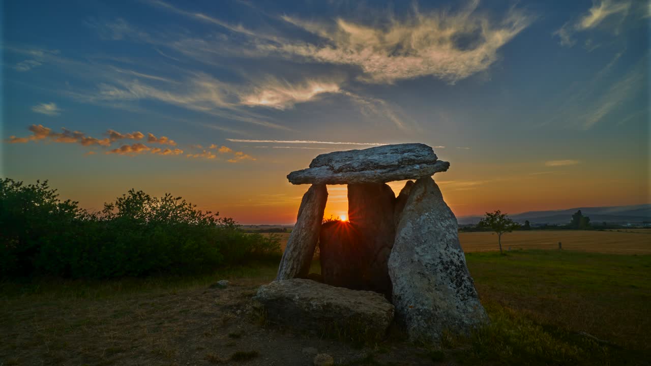 дольмен, закат